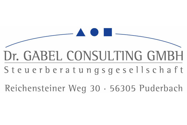 Das Logo von Dr. GABEL CONSULTING GMBH, einer Steuerberatungsgesellschaft, enthält den Firmennamen und die Adresse Reichenstein Weg 10, 56305 Puderbach, in einer professionellen Schriftart.