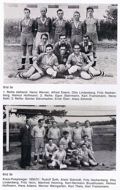 Schwarz-weiß-Foto von zwei Gruppen von Sportlern, die in sportlicher Kleidung für ein Mannschaftsbild posieren. Oben stehen mehrere Spieler aufrecht, während darunter eine sitzende Gruppe aus mehreren Spielern zu sehen ist.
